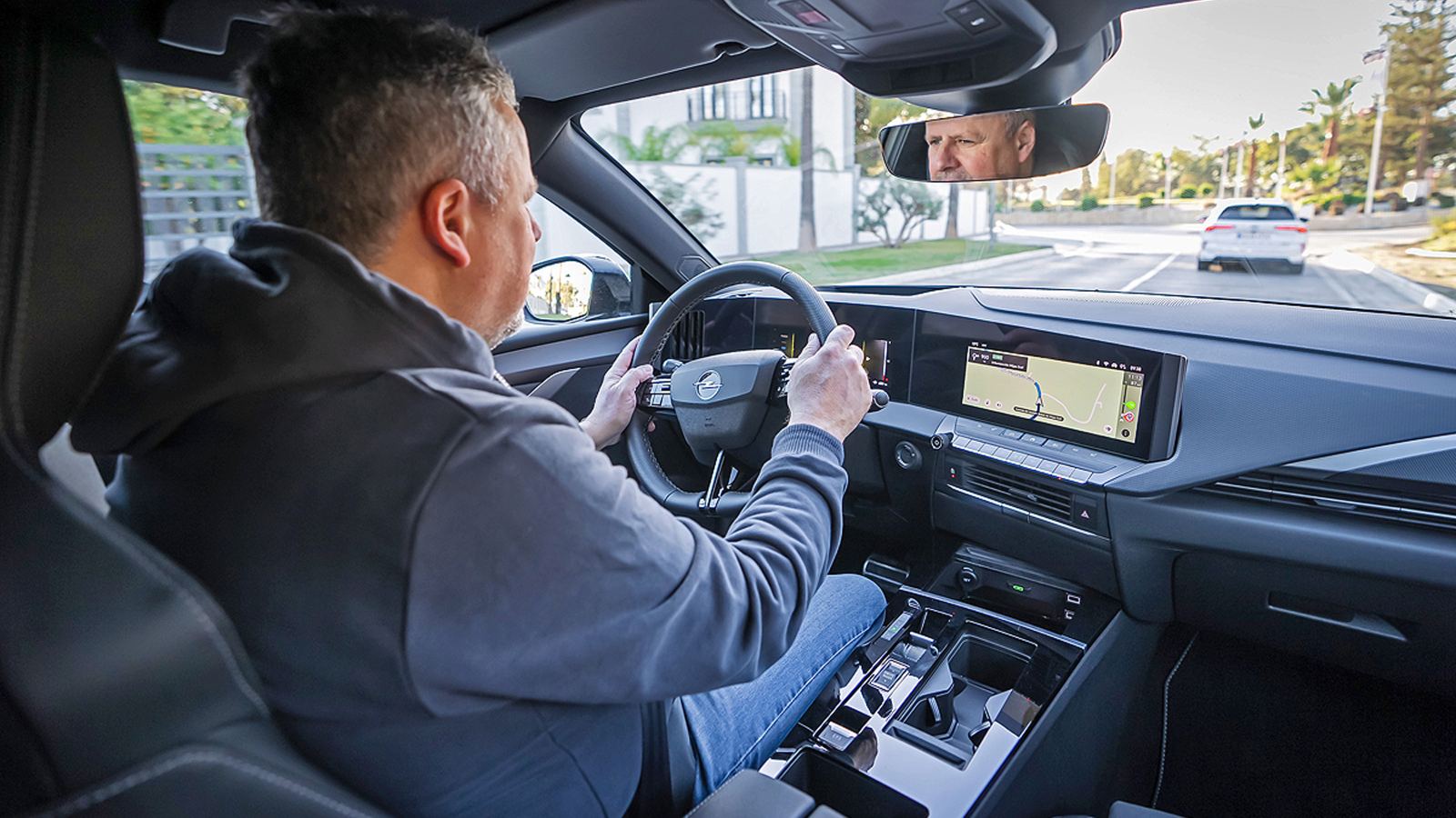 Στο ταμπλό κυριαρχούν οι δυο μεγάλες οθόνες του Pure Panel